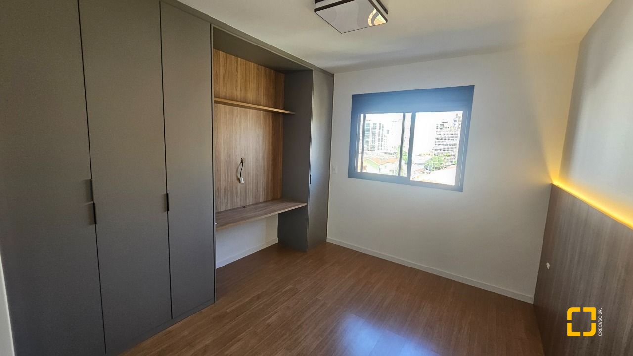 Apartamento com 45m², 2 quartos (sendo 1 suíte), 1 garagem, no bairro Centro em Florianópolis
