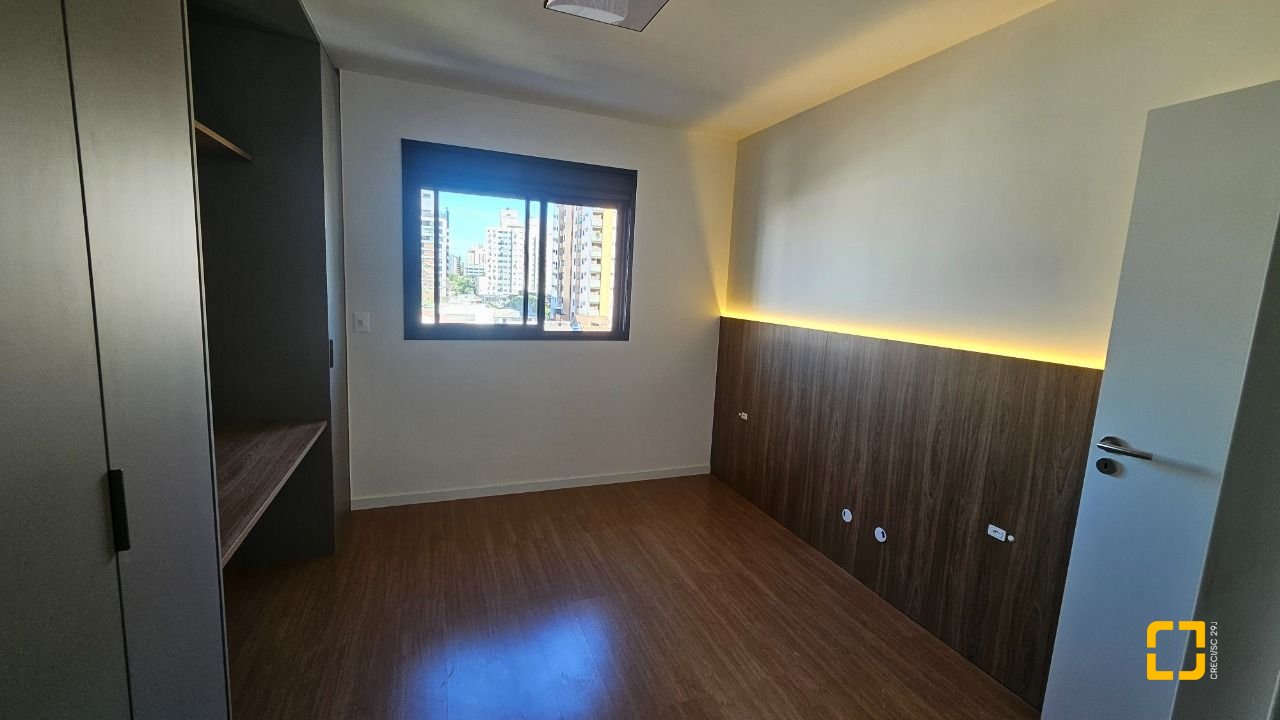 Apartamento com 45m², 2 quartos (sendo 1 suíte), 1 garagem, no bairro Centro em Florianópolis