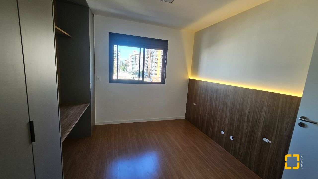 Apartamento com 45m², 2 quartos (sendo 1 suíte), 1 garagem, no bairro Centro em Florianópolis