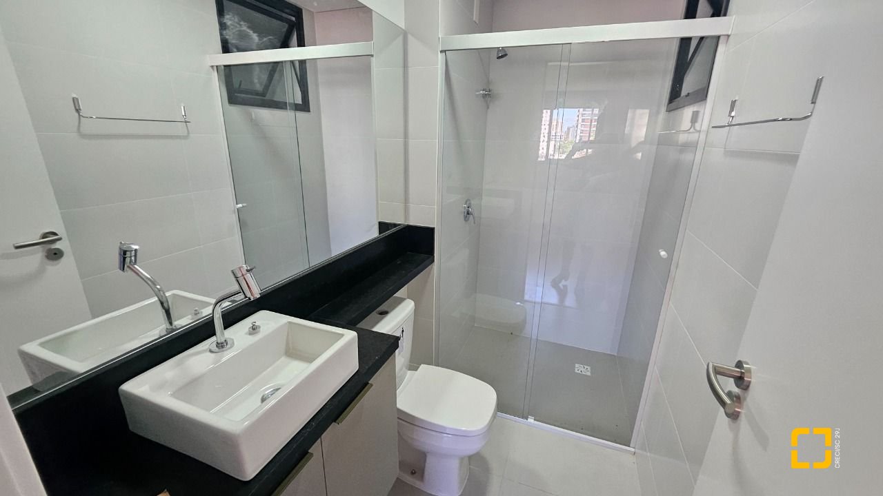 Apartamento com 45m², 2 quartos (sendo 1 suíte), 1 garagem, no bairro Centro em Florianópolis