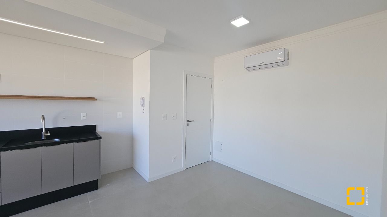 Apartamento com 45m², 2 quartos (sendo 1 suíte), 1 garagem, no bairro Centro em Florianópolis