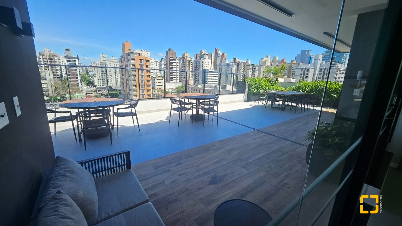 Apartamento com 45m², 2 quartos (sendo 1 suíte), 1 garagem, no bairro Centro em Florianópolis