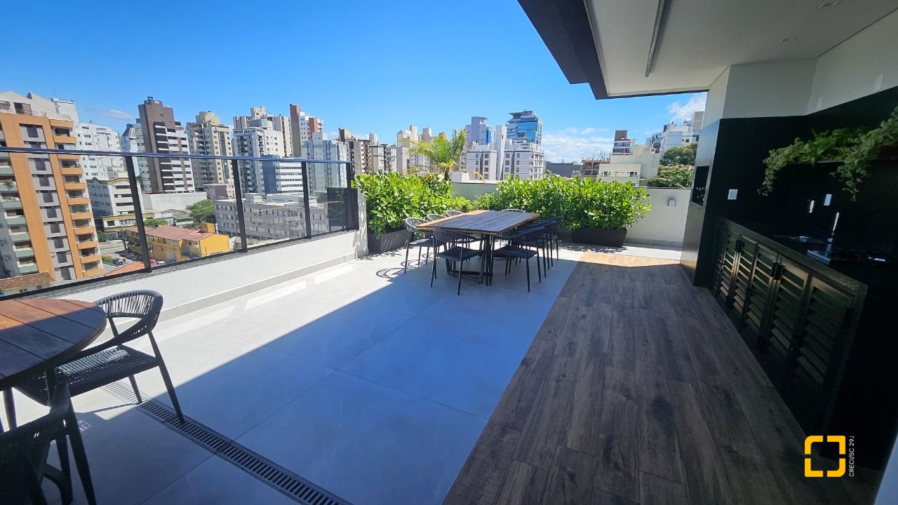 Apartamento com 45m², 2 quartos (sendo 1 suíte), 1 garagem, no bairro Centro em Florianópolis