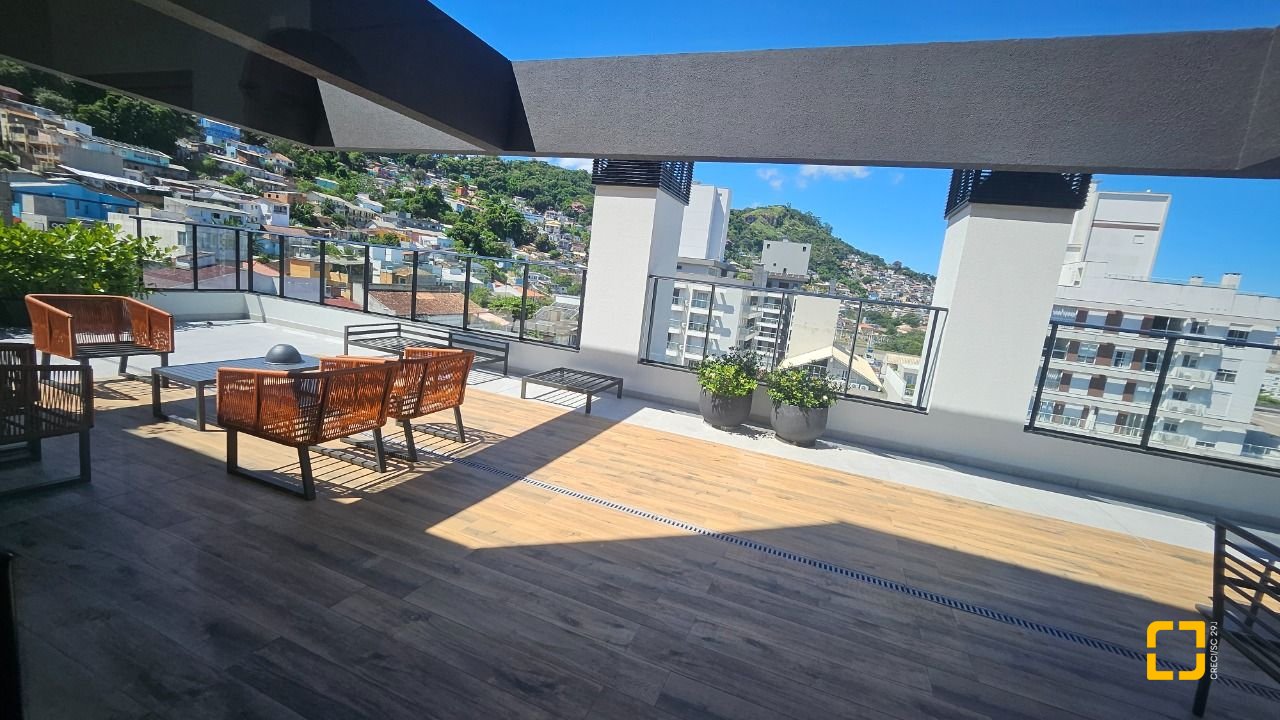 Apartamento com 45m², 2 quartos (sendo 1 suíte), 1 garagem, no bairro Centro em Florianópolis