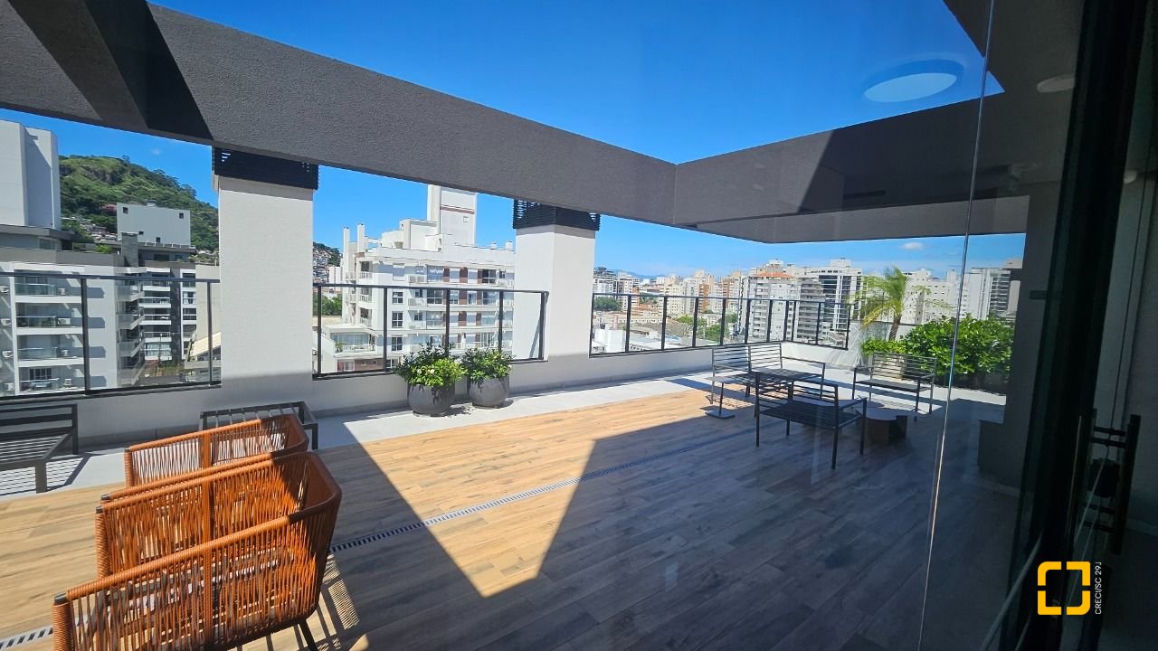Apartamento com 45m², 2 quartos (sendo 1 suíte), 1 garagem, no bairro Centro em Florianópolis