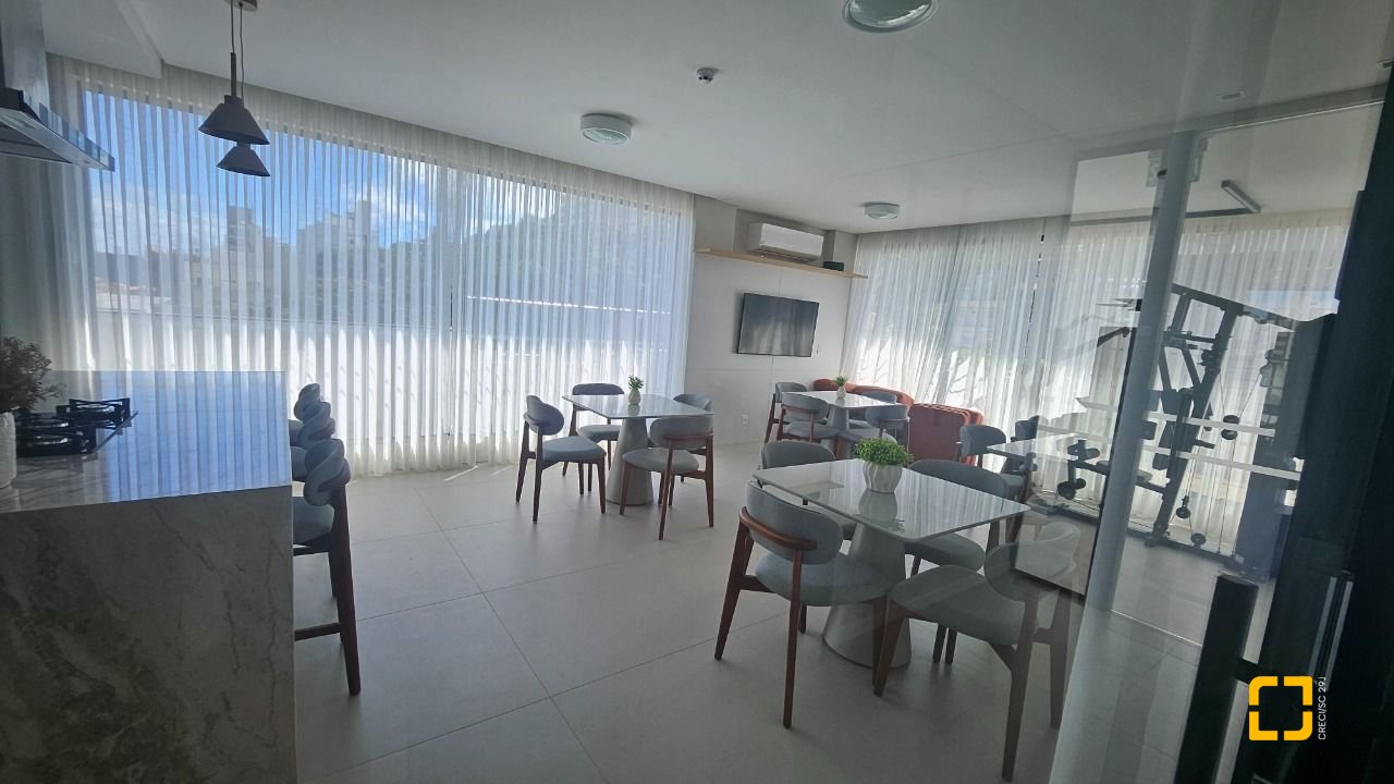 Apartamento com 45m², 2 quartos (sendo 1 suíte), 1 garagem, no bairro Centro em Florianópolis