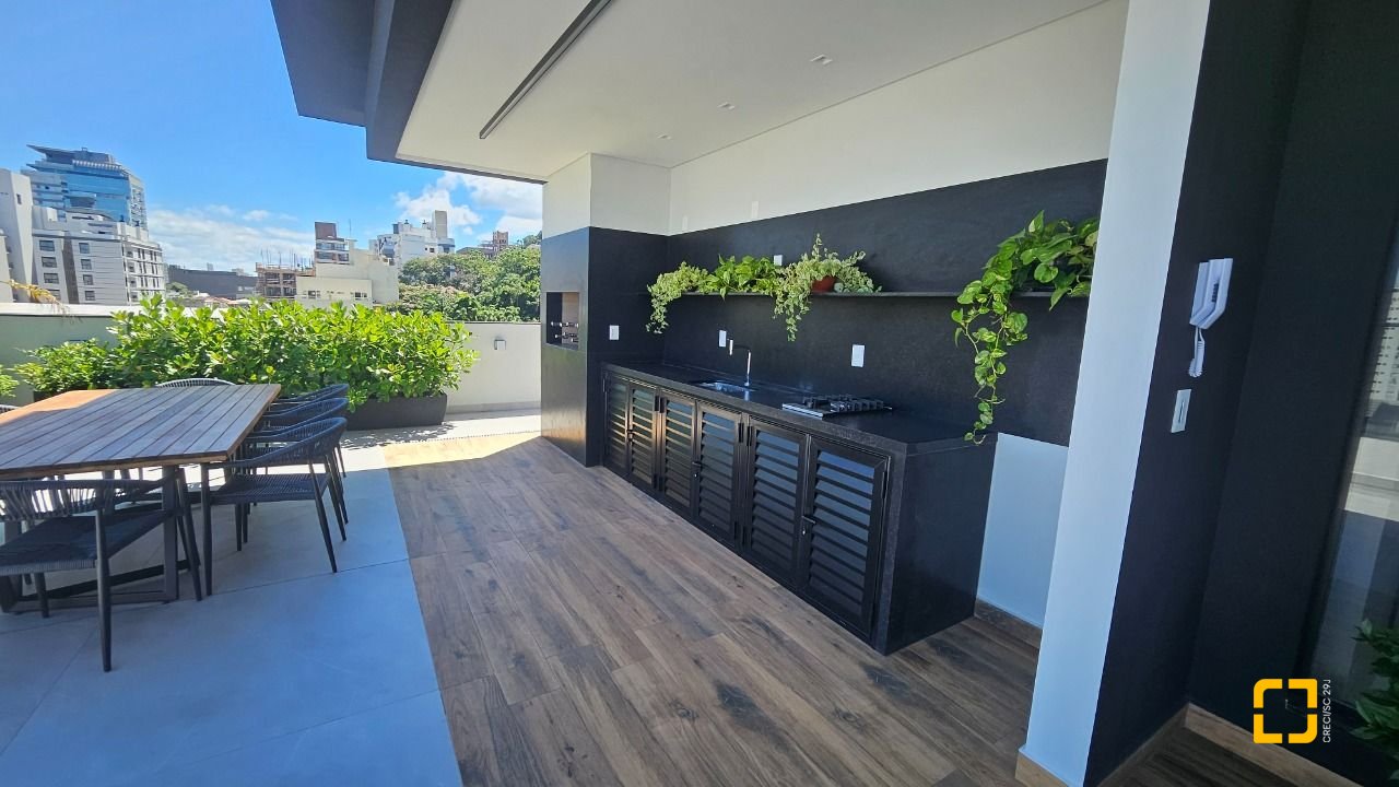 Apartamento com 45m², 2 quartos (sendo 1 suíte), 1 garagem, no bairro Centro em Florianópolis