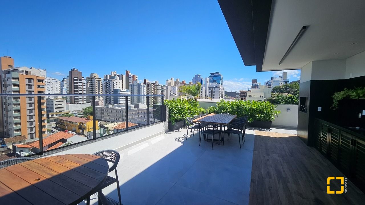 Apartamento com 45m², 2 quartos (sendo 1 suíte), 1 garagem, no bairro Centro em Florianópolis