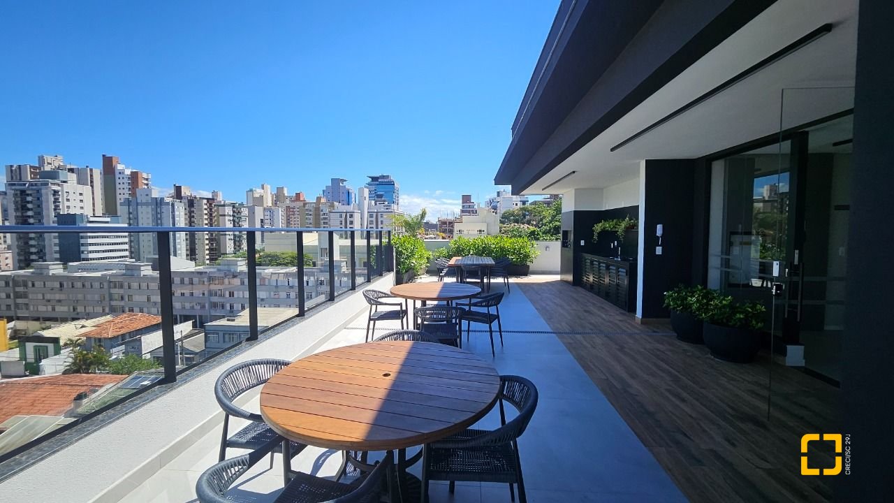 Apartamento com 45m², 2 quartos (sendo 1 suíte), 1 garagem, no bairro Centro em Florianópolis