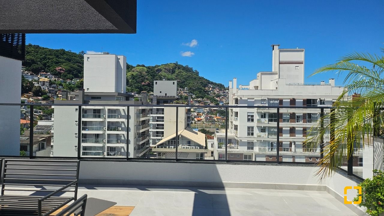 Apartamento com 45m², 2 quartos (sendo 1 suíte), 1 garagem, no bairro Centro em Florianópolis