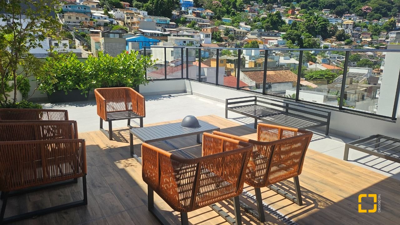 Apartamento com 45m², 2 quartos (sendo 1 suíte), 1 garagem, no bairro Centro em Florianópolis