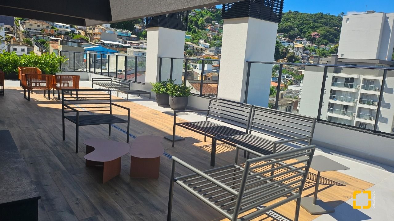 Apartamento com 45m², 2 quartos (sendo 1 suíte), 1 garagem, no bairro Centro em Florianópolis