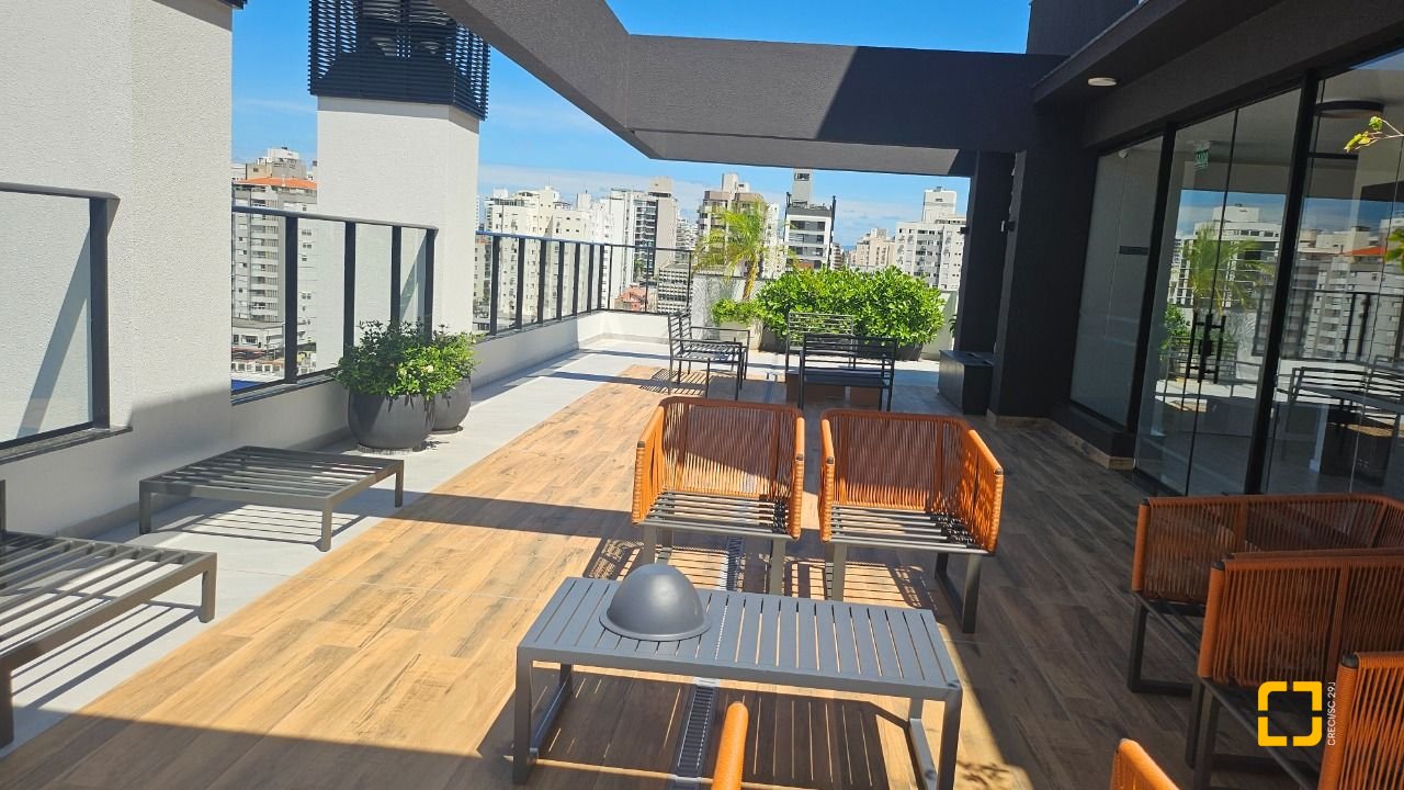 Apartamento com 45m², 2 quartos (sendo 1 suíte), 1 garagem, no bairro Centro em Florianópolis