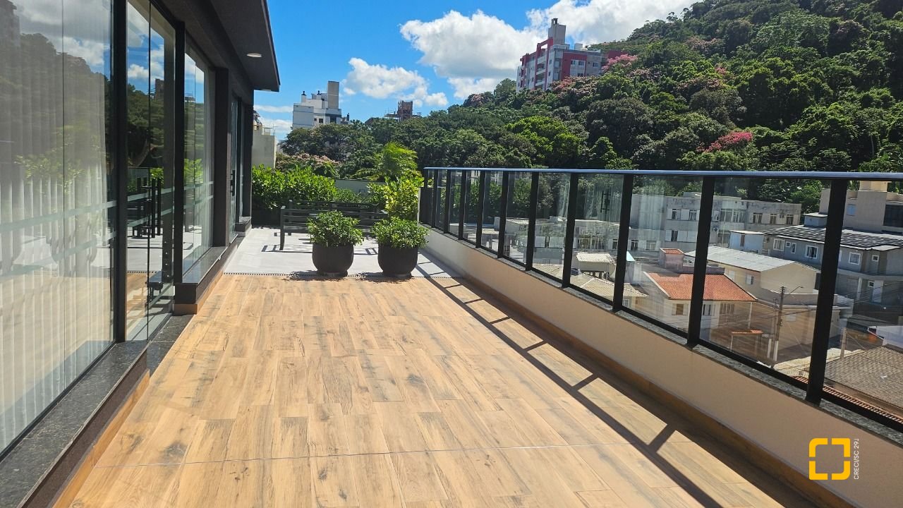 Apartamento com 45m², 2 quartos (sendo 1 suíte), 1 garagem, no bairro Centro em Florianópolis