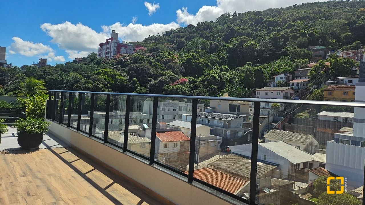 Apartamento com 45m², 2 quartos (sendo 1 suíte), 1 garagem, no bairro Centro em Florianópolis