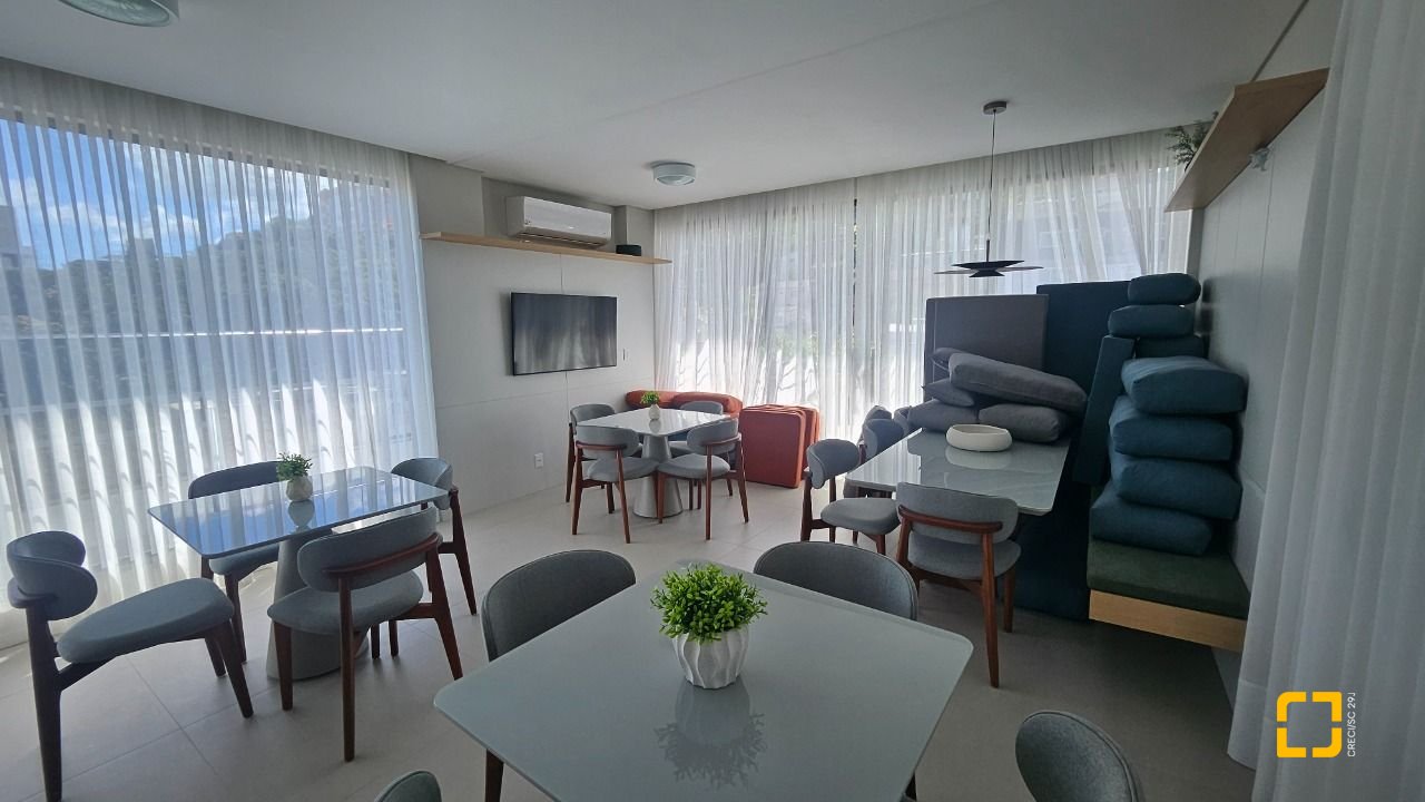 Apartamento com 45m², 2 quartos (sendo 1 suíte), 1 garagem, no bairro Centro em Florianópolis