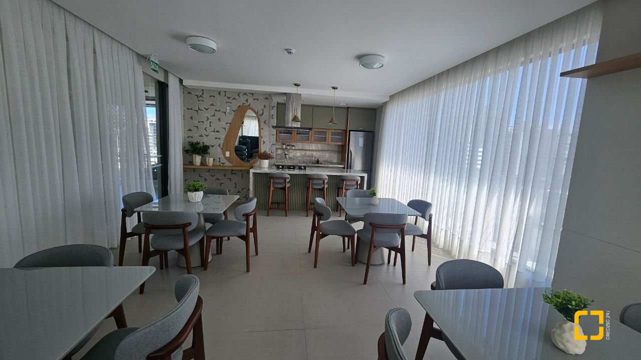 Apartamento com 45m², 2 quartos (sendo 1 suíte), 1 garagem, no bairro Centro em Florianópolis