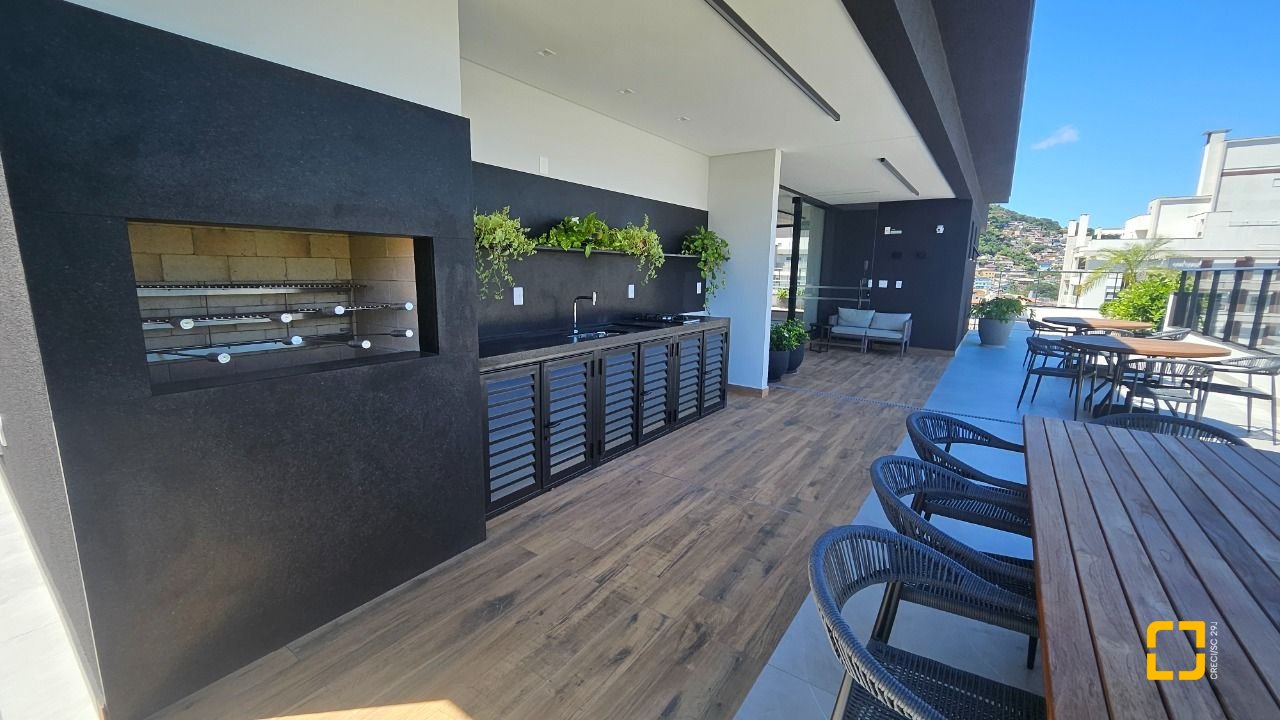Apartamento com 45m², 2 quartos (sendo 1 suíte), 1 garagem, no bairro Centro em Florianópolis