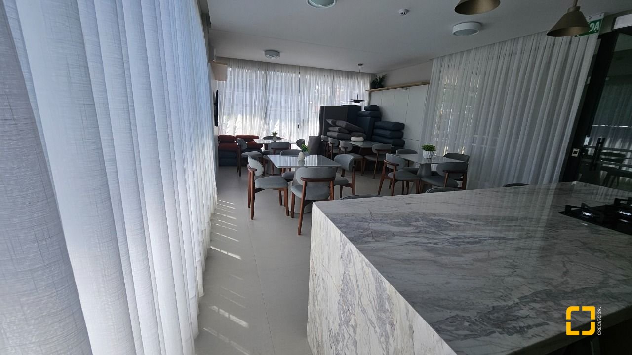 Apartamento com 45m², 2 quartos (sendo 1 suíte), 1 garagem, no bairro Centro em Florianópolis
