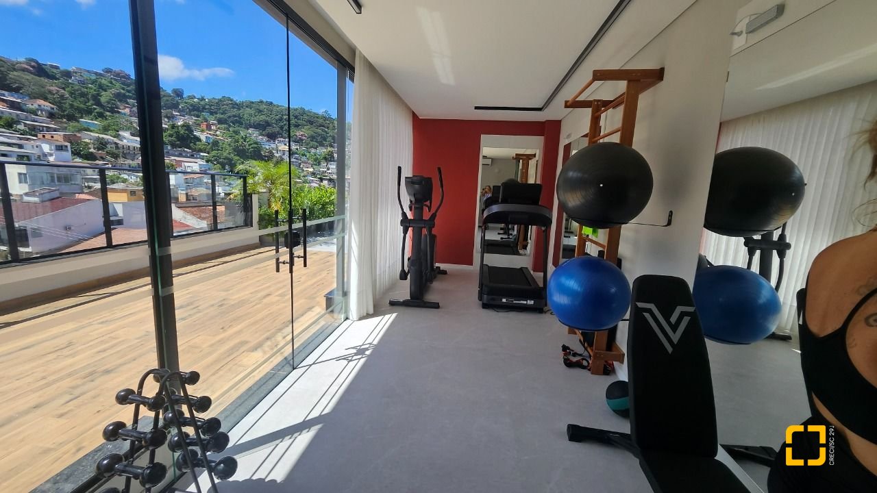Apartamento com 45m², 2 quartos (sendo 1 suíte), 1 garagem, no bairro Centro em Florianópolis