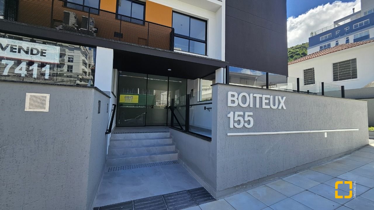 Apartamento com 45m², 2 quartos (sendo 1 suíte), 1 garagem, no bairro Centro em Florianópolis