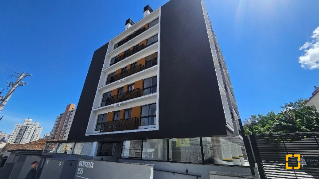 Apartamento com 45m², 2 quartos (sendo 1 suíte), 1 garagem, no bairro Centro em Florianópolis