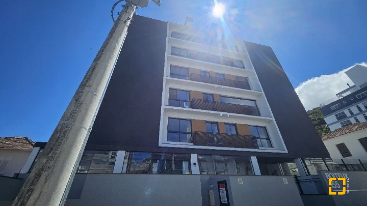 Apartamento com 45m², 2 quartos (sendo 1 suíte), 1 garagem, no bairro Centro em Florianópolis