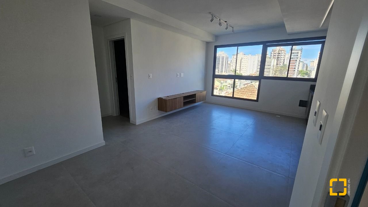 Apartamento com 45m², 2 quartos (sendo 1 suíte), 1 garagem, no bairro Centro em Florianópolis