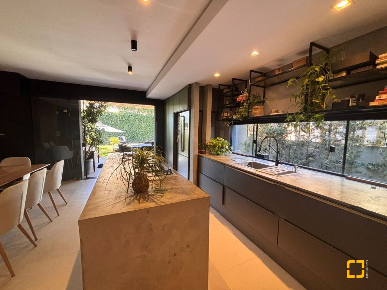Casa com 315m², 4 quartos (sendo 3 suítes), 4 garagens, no bairro Jurerê Internacional em Florianópolis