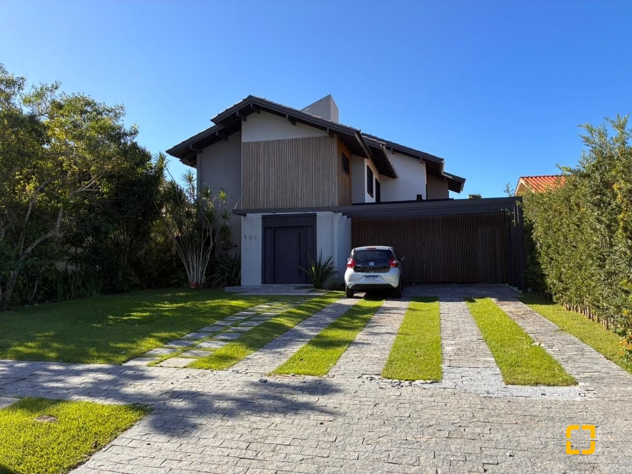 Casa com 315m², 4 quartos (sendo 3 suítes), 4 garagens, no bairro Jurerê Internacional em Florianópolis
