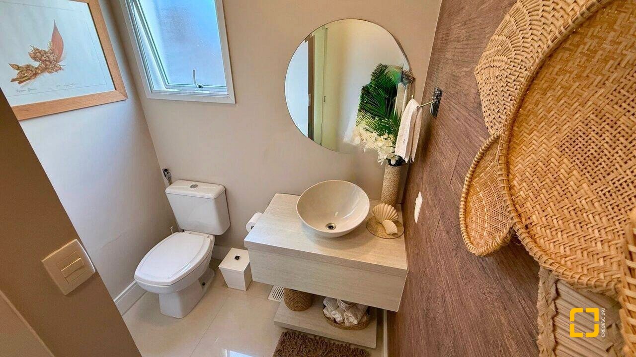Casa com 199m², 7 quartos (sendo 3 suítes), 2 garagens, no bairro Cachoeira do Bom Jesus em Florianópolis