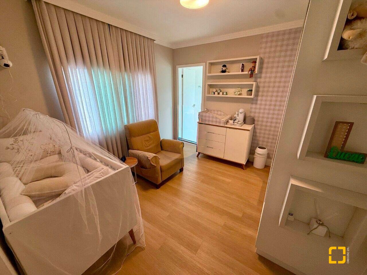 Casa com 199m², 7 quartos (sendo 3 suítes), 2 garagens, no bairro Cachoeira do Bom Jesus em Florianópolis