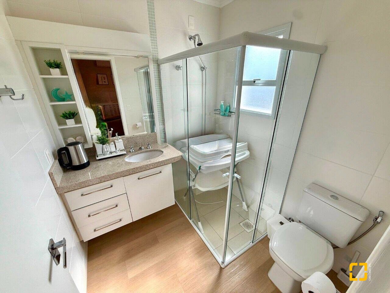 Casa com 199m², 7 quartos (sendo 3 suítes), 2 garagens, no bairro Cachoeira do Bom Jesus em Florianópolis