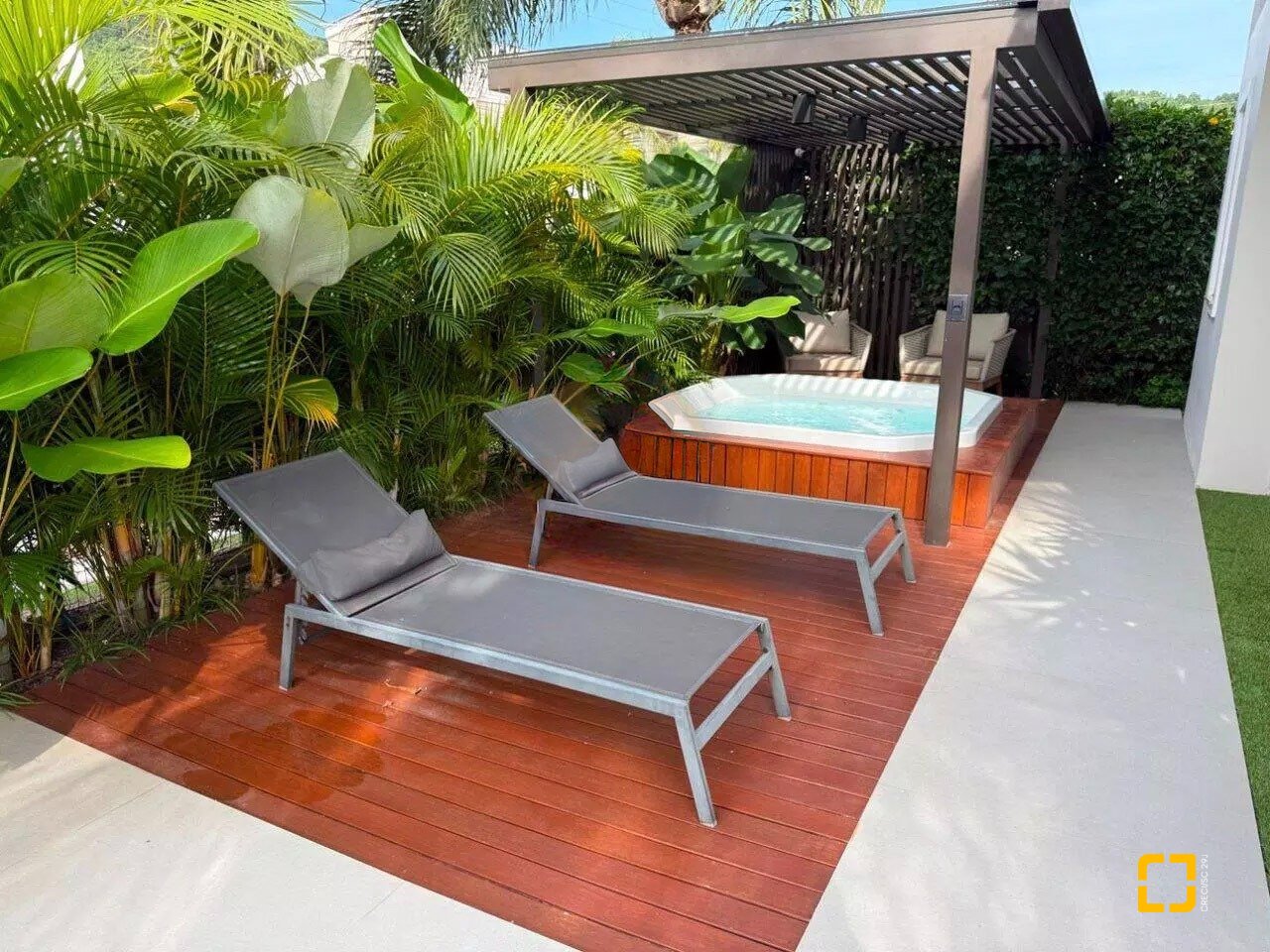 Casa com 199m², 7 quartos (sendo 3 suítes), 2 garagens, no bairro Cachoeira do Bom Jesus em Florianópolis