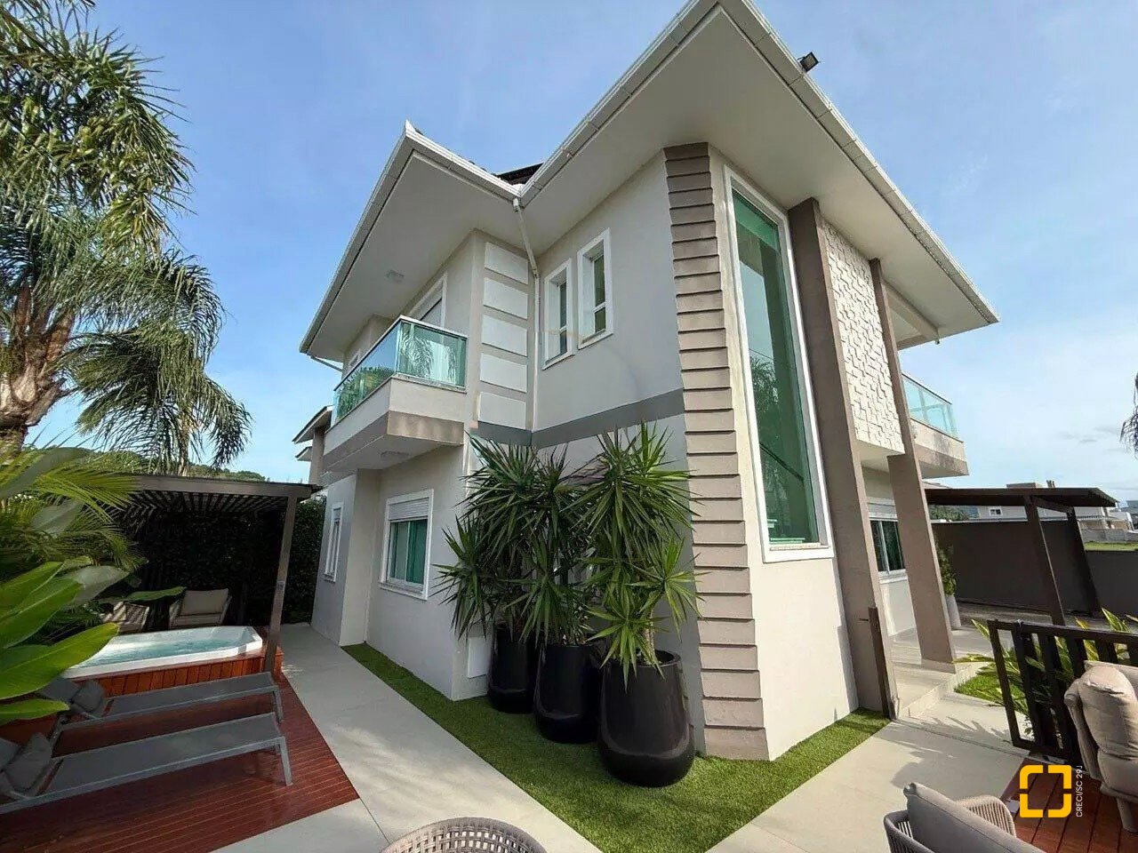 Casa com 199m², 7 quartos (sendo 3 suítes), 2 garagens, no bairro Cachoeira do Bom Jesus em Florianópolis