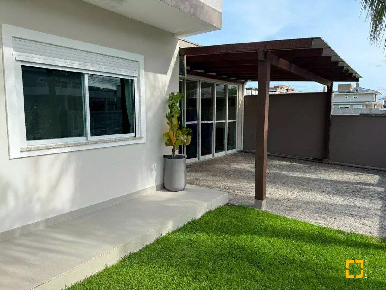 Casa com 199m², 7 quartos (sendo 3 suítes), 2 garagens, no bairro Cachoeira do Bom Jesus em Florianópolis