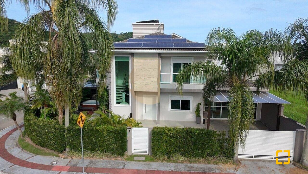 Casa com 199m², 7 quartos (sendo 3 suítes), 2 garagens, no bairro Cachoeira do Bom Jesus em Florianópolis