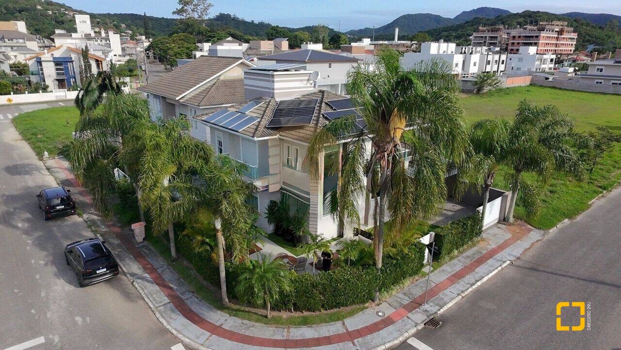 Casa com 199m², 7 quartos (sendo 3 suítes), 2 garagens, no bairro Cachoeira do Bom Jesus em Florianópolis