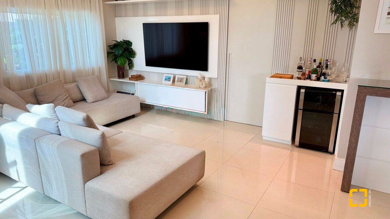 Casa com 199m², 7 quartos (sendo 3 suítes), 2 garagens, no bairro Cachoeira do Bom Jesus em Florianópolis