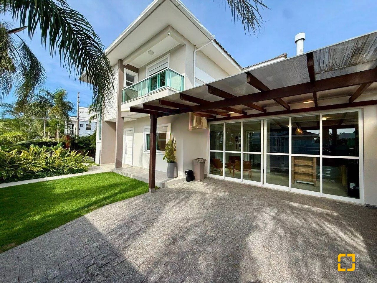 Casa com 199m², 7 quartos (sendo 3 suítes), 2 garagens, no bairro Cachoeira do Bom Jesus em Florianópolis