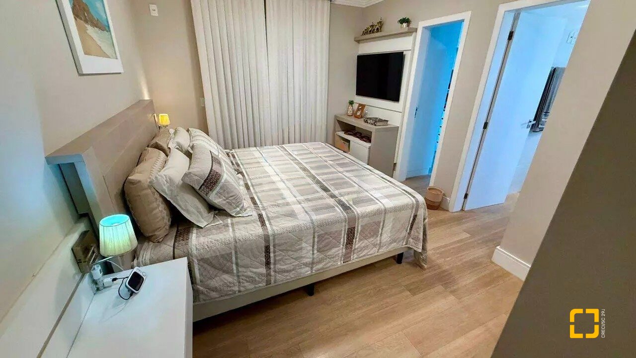 Casa com 199m², 7 quartos (sendo 3 suítes), 2 garagens, no bairro Cachoeira do Bom Jesus em Florianópolis