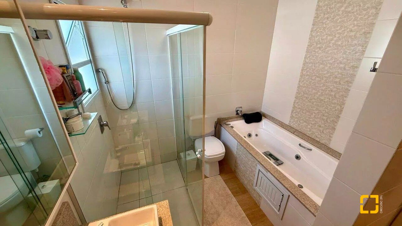 Casa com 199m², 7 quartos (sendo 3 suítes), 2 garagens, no bairro Cachoeira do Bom Jesus em Florianópolis