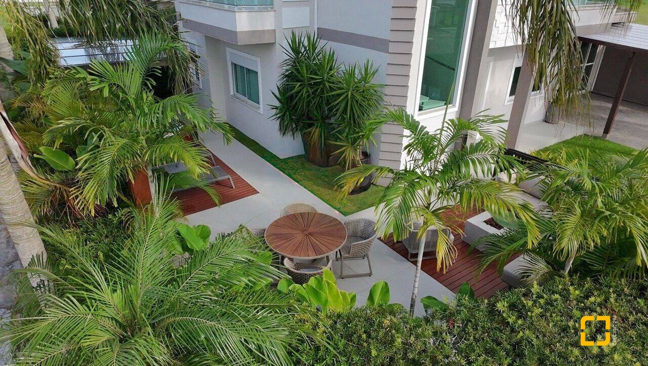Casa com 199m², 7 quartos (sendo 3 suítes), 2 garagens, no bairro Cachoeira do Bom Jesus em Florianópolis