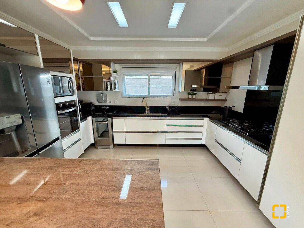 Casa com 199m², 7 quartos (sendo 3 suítes), 2 garagens, no bairro Cachoeira do Bom Jesus em Florianópolis