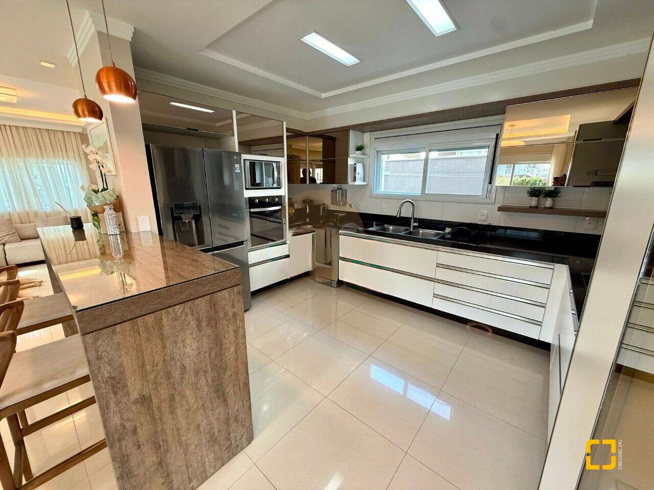 Casa com 199m², 7 quartos (sendo 3 suítes), 2 garagens, no bairro Cachoeira do Bom Jesus em Florianópolis