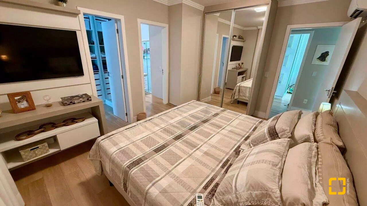 Casa com 199m², 7 quartos (sendo 3 suítes), 2 garagens, no bairro Cachoeira do Bom Jesus em Florianópolis