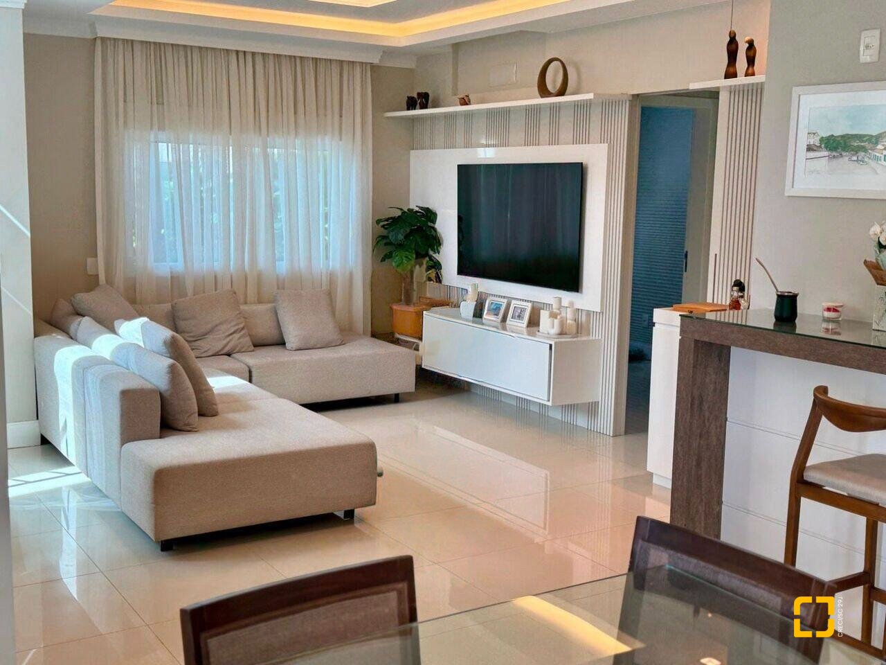 Casa com 199m², 7 quartos (sendo 3 suítes), 2 garagens, no bairro Cachoeira do Bom Jesus em Florianópolis