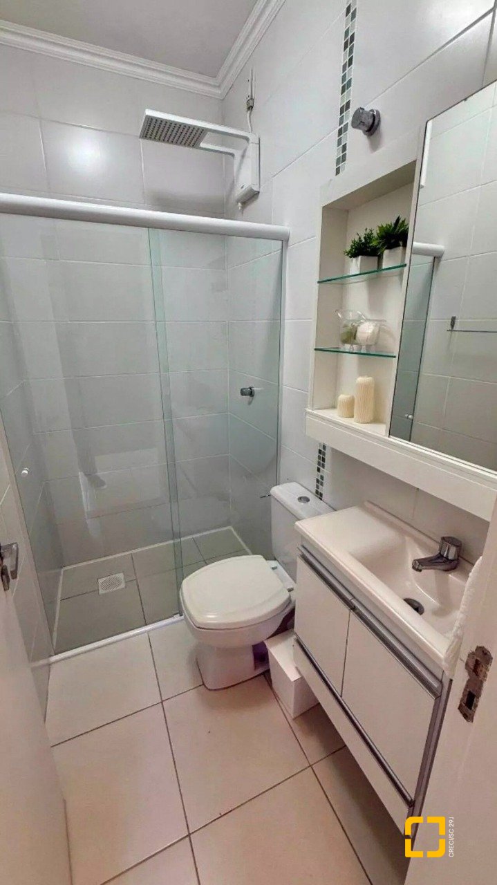 Casa com 199m², 7 quartos (sendo 3 suítes), 2 garagens, no bairro Cachoeira do Bom Jesus em Florianópolis