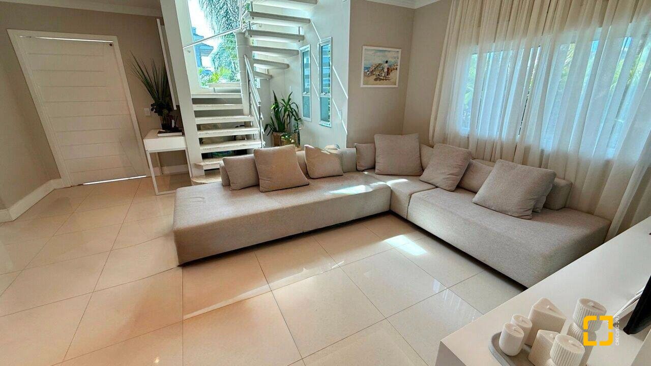 Casa com 199m², 7 quartos (sendo 3 suítes), 2 garagens, no bairro Cachoeira do Bom Jesus em Florianópolis
