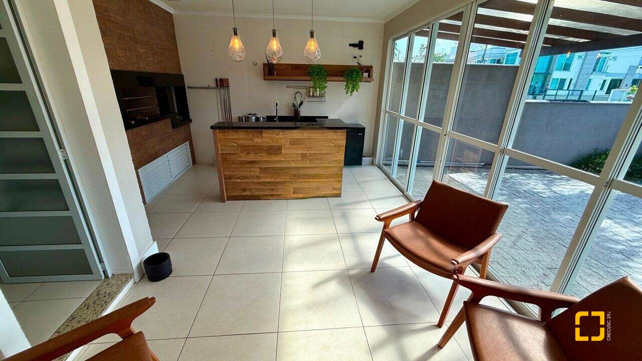 Casa com 199m², 7 quartos (sendo 3 suítes), 2 garagens, no bairro Cachoeira do Bom Jesus em Florianópolis